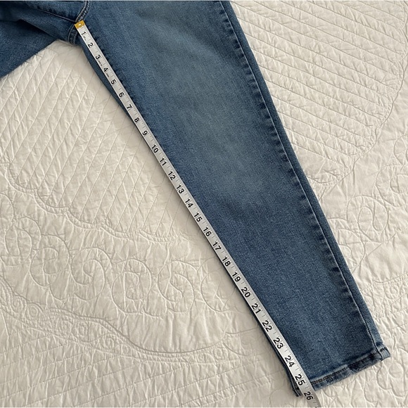 Levi’s High Waisted Mom Jeans Women’s Size 26 - Picture 12 of 13